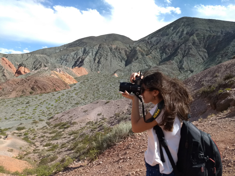 camila gonzalez fotografiando en el norte argentino